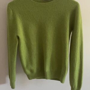 Vibrant Green Crew Neck Sweater with Long Sleeves